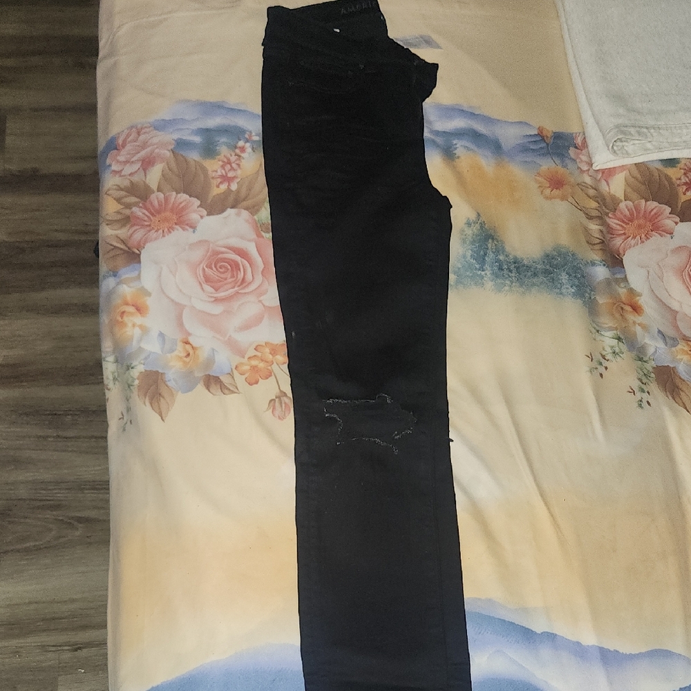 American Eagle Outfitters Black Skinny Jeans with Knee Rip